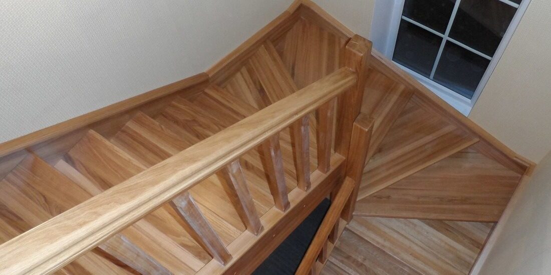 Дубовая лестница с поворотными ступенями