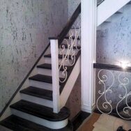 Дубовая лестница с кованными балясинами